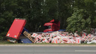 В Рязанской области на трассе М-5 фура улетела с дороги