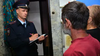 Житель Сасово замахнулся на подругу молотком из-за одной фразы