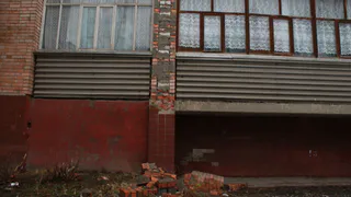 "А может и по голове прилететь!" -  в Роще обвалился фасад дома