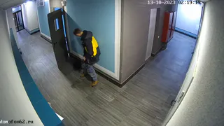 В Рязани мужчина испражнился в подъезде жилого дома и попал на камеры