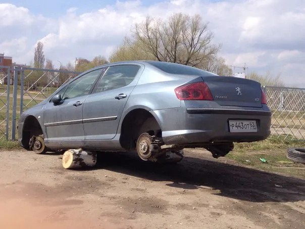 В Канищево похитители колес поставили Peugeot на чурбаки