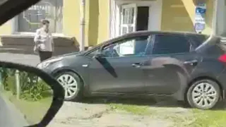 На Куйбышевском шоссе в Рязани засняли ехавшего по тротуару водителя