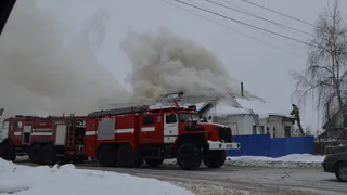 В Сасово возле горящего дома столкнулись два автомобиля