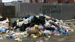 На улице Быстрецкой выросла живописная куча мусора - жители переживают об антисанитарии