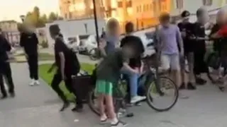 На улице Васильевской в Рязани группа из 30 подростков терроризирует жителей многоэтажки 