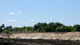 Строители начали делать защиту от размыва дороги на новом мосту через Оку 