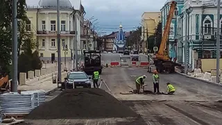 Работа продвигается: на Астраханском мосту укладывают асфальт