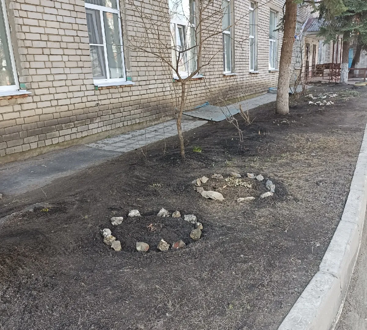 Рязанский округ вышел на субботник и навел порядок возле соцучреждений