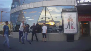 На Московском молодые люди устроили драку (видео)
