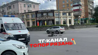 В Новосибирске водитель электроскутера пострадал в жестком ДТП на перекрёстке