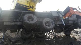 В Рязани перевернулся автокран - погиб человек
