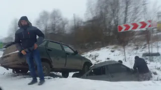ДТП на трассе под Рязанью: сразу два автомобиля улетели в кювет