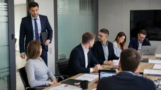 Опоздали на встречу на пять минут – и уверены, что это заметили все: почему окружающие следят за нами меньше, чем мы думаем
