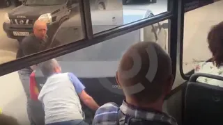 Трое рязанцев перетащили неправильно припаркованный автомобиль - видео
