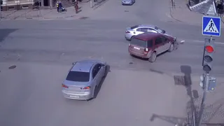 Появилось видео момента ДТП около ТЦ "Атрон", где столкнулись "Рено" и "Ленд Ровер"