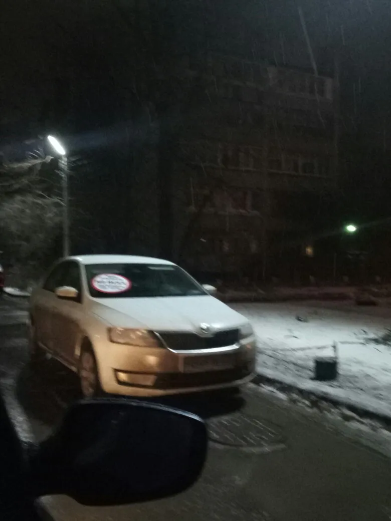 Своеобразное украшение: рязанцам придется отдирать наклейки "СтопХама" со своих припаркованных машин