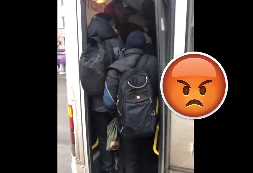 "А рюкзаки снять нельзя было?". Рязанцы - о видео со школьниками, которые не помещаются в автобусе