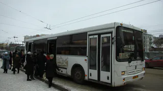 "Мы замерзаем на остановках" - рязанцы часами ждут одиннадцатый автобус