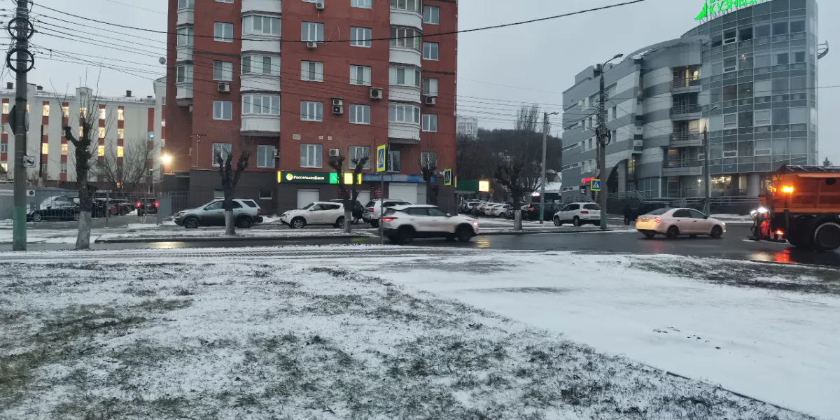 В Рязани легковушка влетела под большегруз