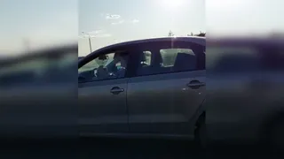 На Солотчинском шоссе женщина с ребёнком на коленях за рулём авто мчалась по дороге