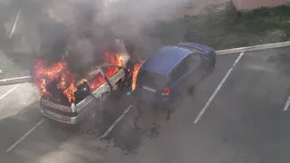 Дым, пламя и треск: на парковке в Дашково-Песочне загорелись два автомобиля