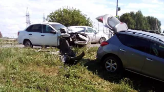 Капота больше нет: в Тырнове Лада влетела в Ниссан
