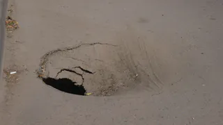 В Рязани на платной парковке провалился асфальт