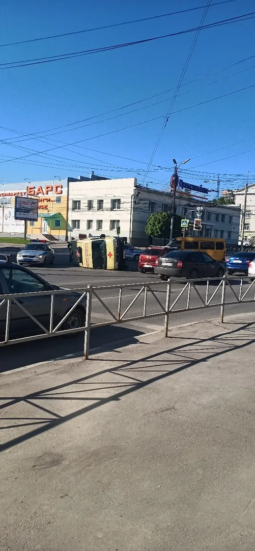 Перевернулась на бок: в Рязани столкнулись Газель и "скорая"