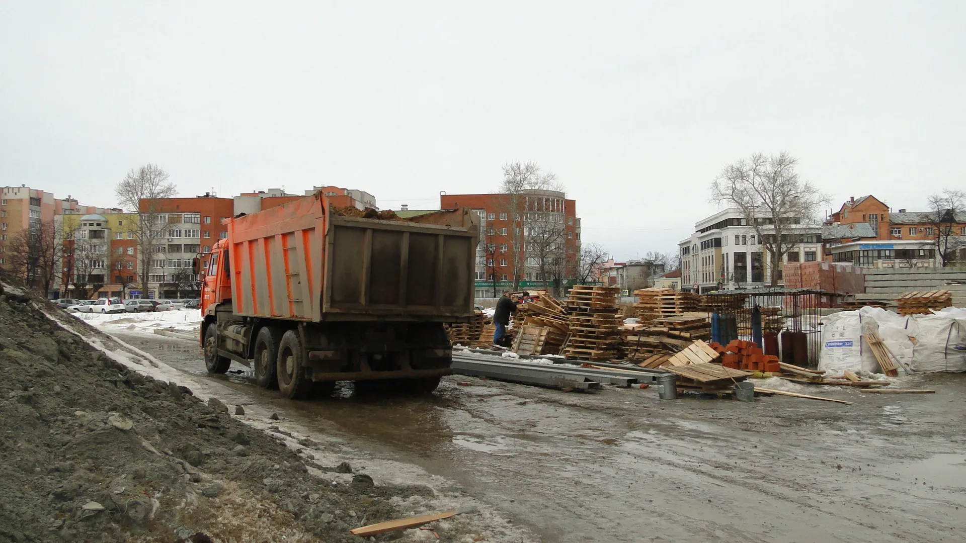 Началось - грязь с городских строек полилась на улицы Рязани. Фоторепортаж