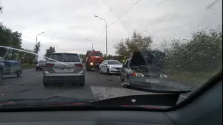Догнал: возле "М5 Молл" микроавтобус врезался в "пятнадцатую"