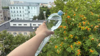 Берем пластиковую бутылку – и сажа вылетит в дымоход со скоростью звука: почистить печь без соли и крахмала теперь легче легкого