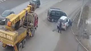 На проезде Яблочкова иномарка влетела в минивэн. Видео