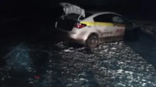 В Скопинском районе ВАЗ-2112 врезался в машину такси