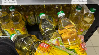 Янтарная отрава в красивой бутылке: в Роскачестве назвали марки растительного масла, которые испортят любое ваше блюдо
