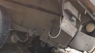 Раскопали, а закопать забыли: на Яхонтова грузовик провалился в яму