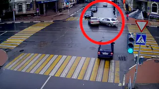 Момент столкновения двух легковушек около ТЦ "Атрон" попал на видео