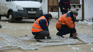 На улице Почтовой гирлянду с надписью "Рязань" снесла глыба льда. Видео
