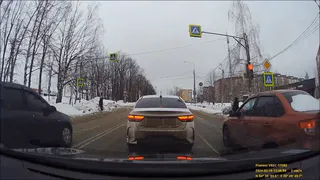 В Рязани засняли проехавший по встречной полосе на «красный» Renault Logan