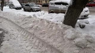 «Ни пройти ни проехать»: рязанцы поддержали жалобу на неубранный тротуар у ТД «Барс»