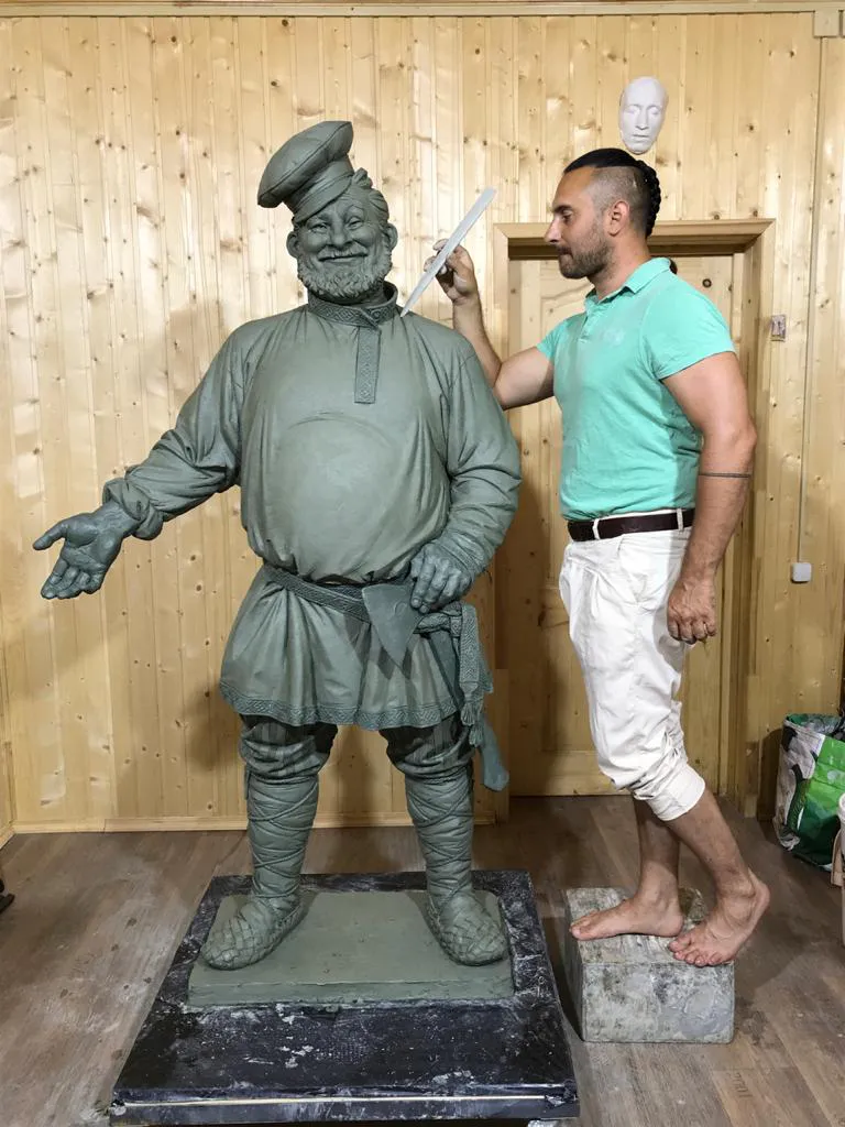 Автор скульптуры “Рязанский косопуз”: - Мне позировали лапти