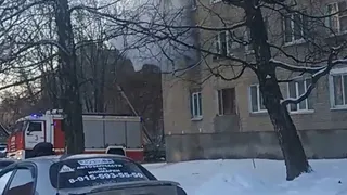 На улице Гоголя загорелась квартира в пятиэтажке. Видео