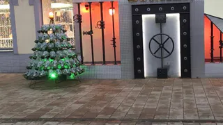 Елке из противогазов - быть! Арт-объект перенесут на Лыбедский бульвар