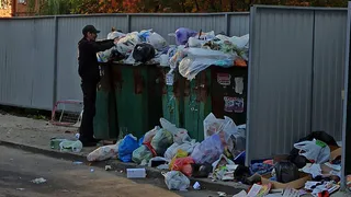 Куда пропали мусорные баки? На улице Есенина обнаружили новую городскую свалку