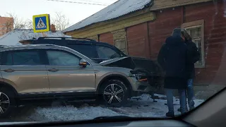 Массовая авария на Ленкоме: внедорожник протаранил стену жилого дома