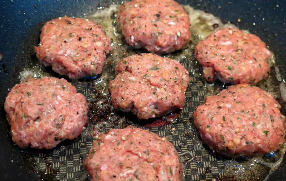 Котлеты станут сочными и вкусными: опытный повар раскрыл один ингредиент, который есть у каждого