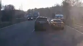 Легковушка столкнула внедорожник на встречку на Южной окружной