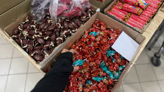 Подруга продавец из Пятерочки рассказала, почему нельзя покупать конфеты на развес: что с ними не так