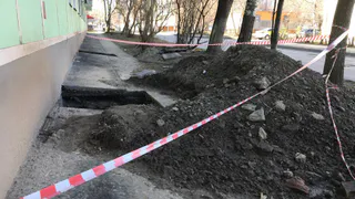 Следователи отказали в возбуждении уголовного дела после падения девочки в яму на Затинной