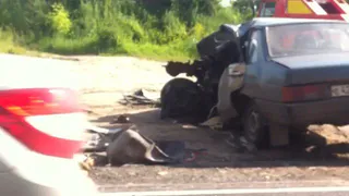 На южной окружной в искореженном ВАЗе погибли люди