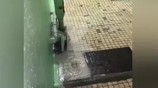 В Рязани на улице Советской Армии затопило водой подъезд жилого дома